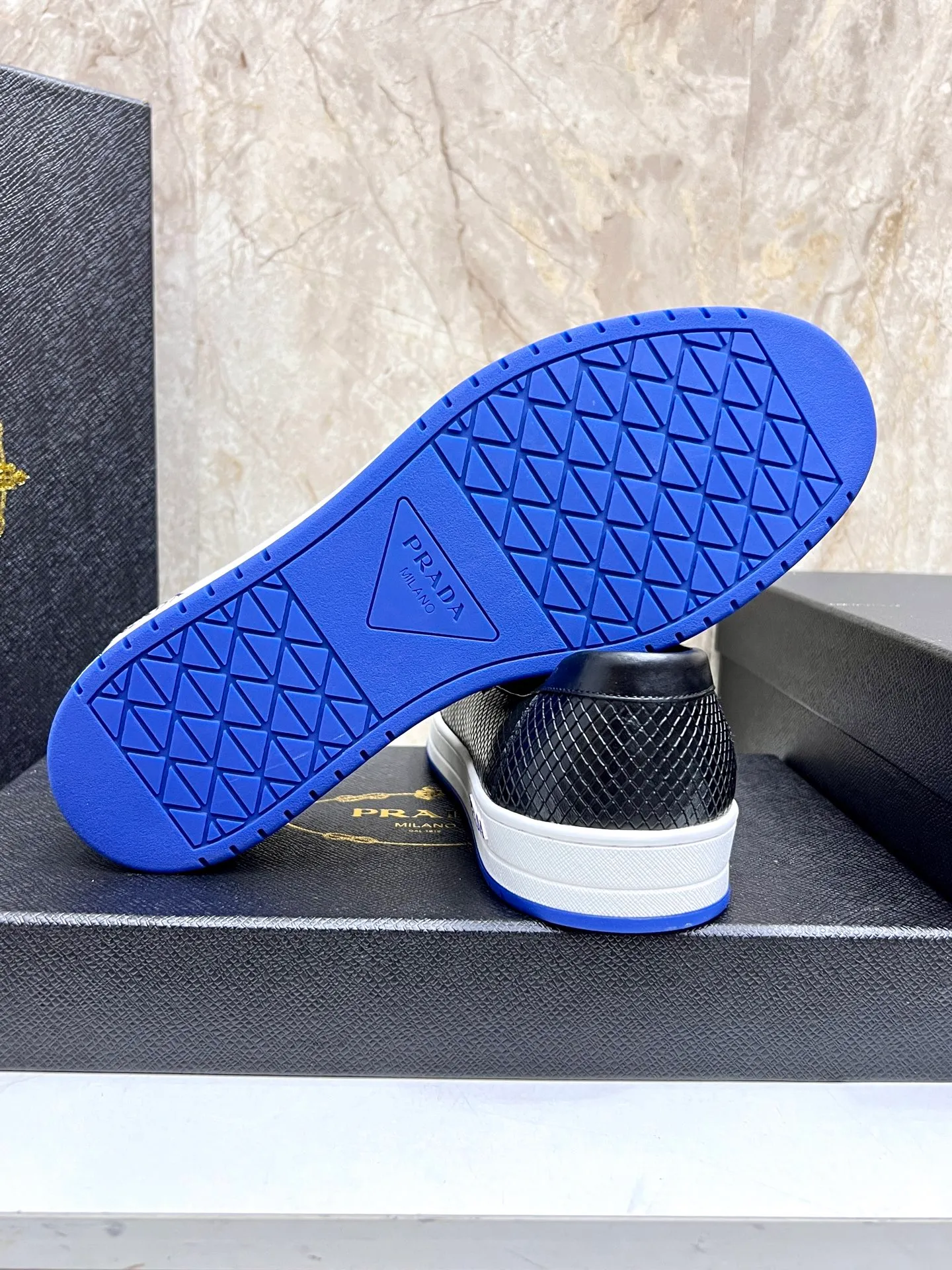 💰620 Prada classic men’s lace-up casual shoes｜Imported cowhide upper｜Layered stitching design on the upper Lightweight and breathable｜Soft and comfortable｜PRADA letters on the side｜Distinctive sporty style Showing the brand style｜Lightweight embossed rubber sole｜With cowhide foot pad lining｜Excellent foot feel Fashionable and elegant｜Size: 38-44 (customized at 45)